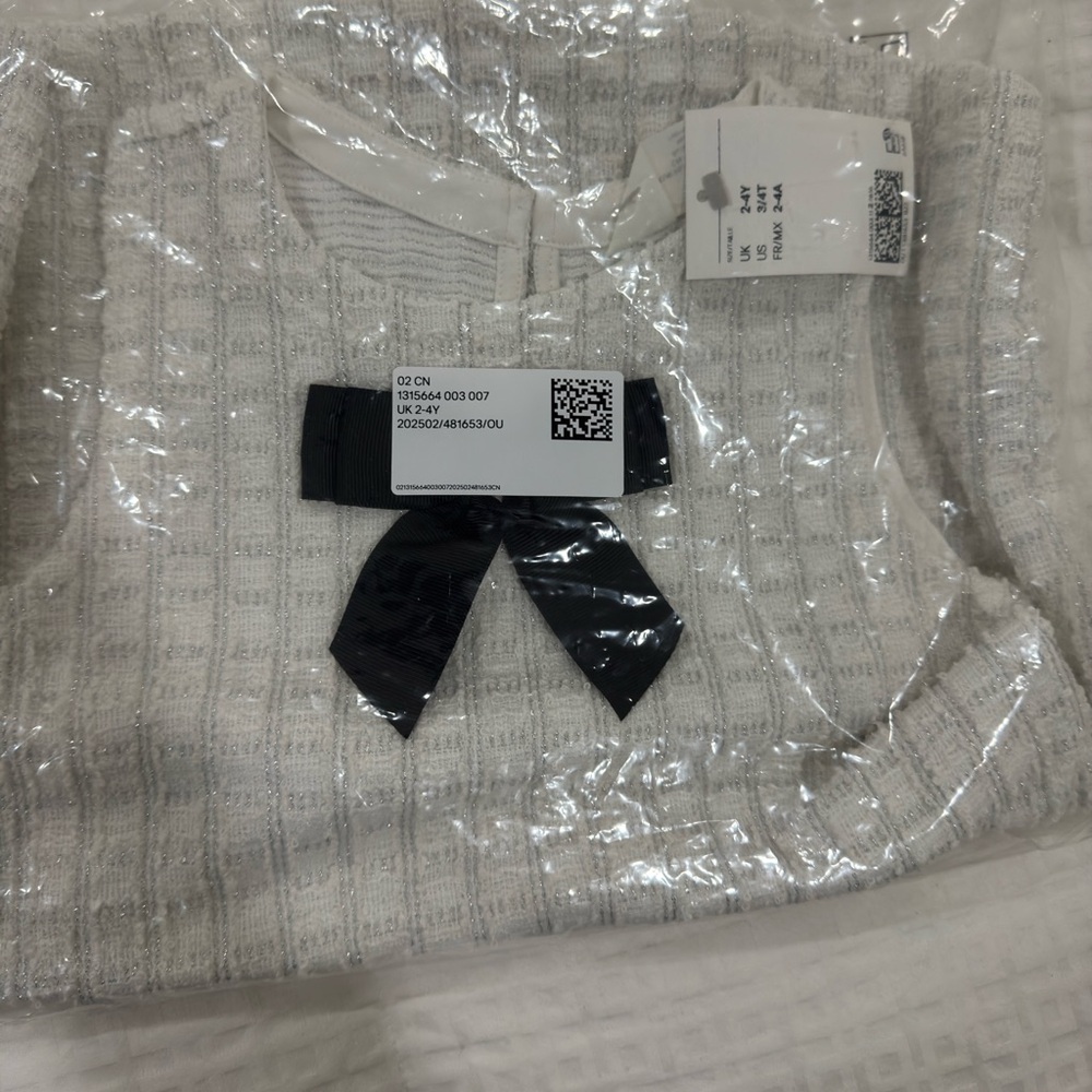 Elegant White Sleeveless Top with Black Bow